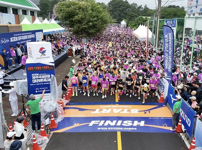 제주특별자치도가 주최하고 제주도관광협회가 주관한 제30회 제주국제관광마라톤축제가 7일 제주시 구좌읍과 서귀포시 성산읍 일원에서 개최됐다.