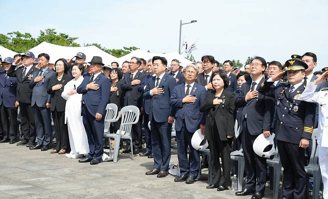 제주특도는 지난 6일 국립제주호국원 현충광장에서 제71회 현충일 추념식을 거행한 가운데 내빈들이 국기에 대한 경례를 하고 있다.