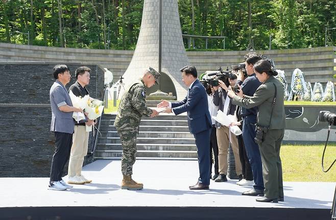 오영훈 제주도지사는 지난 6일 제71회 현충일 추념식에서 해병대 최초 '4대 해병 가문'의 계보를 잇는 김준영 해병에게 표창을 수여했다.