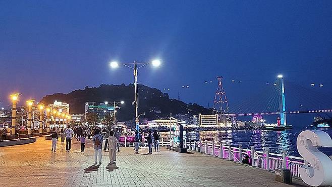 K-여행 성지, 여수하면 밤바다, 버스킹, 해상케이블카, 낭만포차와 해양공원 등을 떠올린다. 낮과 밤이 모두 살아있는 관광도시, 여수의 모습이다. 여수시는 관광객이 ‘머무는 시간’이 많아지도록 야간관광 특화도시 조성에 속도를 내고 있다. <여수시 제공>