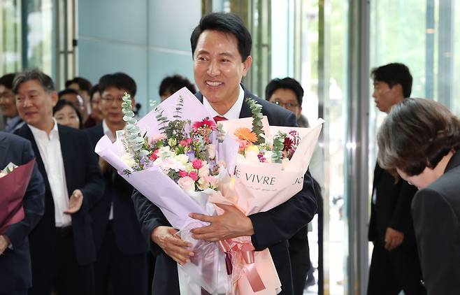 오세훈 서울특별시장 당선인이 4일 서울시청에서 직원들에게 꽃다발을 받고 있다.(뉴시스)
