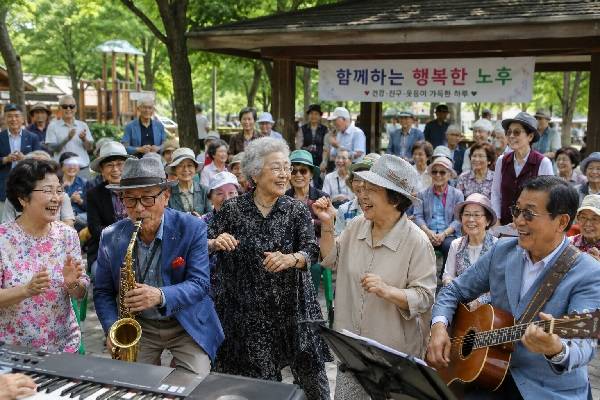 노인 자살은 빈곤뿐 아니라 고립과 관계 단절이 복합적으로 작용하며, 일상 회복과 사회적 연결이 중요한 예방책으로 제시됐다. AI생성