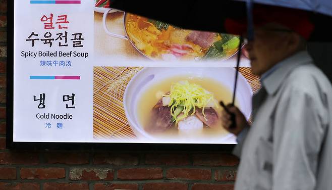 냉면 한 그릇이 1년 전보다 약 4% 올라 외식 부담이 계속되는 가운데 20일 서울 중구 명동 한 식당에 냉면 메뉴가 게시돼 있다. 한국소비자원 참가격에 따르면 여름철 인기 메뉴인 냉면 가격은 지난달 1만2538원에서 1만2615원으로 올랐으며, 1년 전(1만2115원)과 비교하면 약 4% 상승했다. (사진=뉴시스).