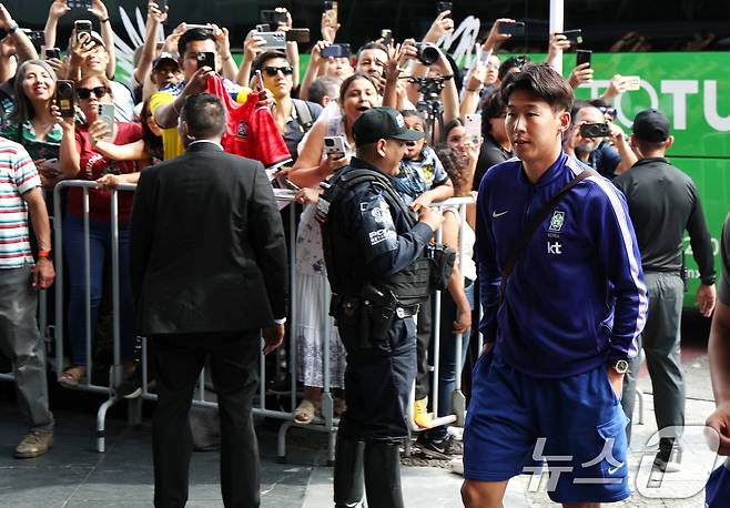 대한민국 축구대표팀 손흥민이 5일(현지시간) 2026 국제축구연맹(FIFA) 북중미월드컵이 열리는 멕시코 할리스코 과달라하라에 도착, 호텔로 이동하고 있다. 2026.6.6 ⓒ 뉴스1 임세영 기자
