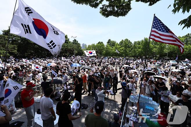 6·3 지방선거 투표용지 부족 사태에 반발한 시민들이 6일 서울 송파구 올림픽공원 핸드볼경기장 개표소 앞에 모여 재선거를 요구하는 구호를 외치고 있다. 2026.6.6 ⓒ 뉴스1 구윤성 기자