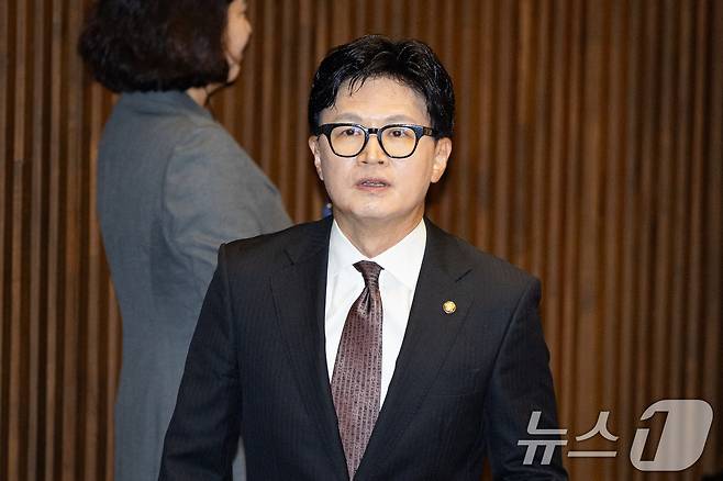 한동훈 무소속 의원이 5일 서울 여의도 국회에서 열린 제436회 국회(임시회) 제1차 본회의에 참석해 자리로 이동하고 있다. 2026.6.5 ⓒ 뉴스1 유승관 기자