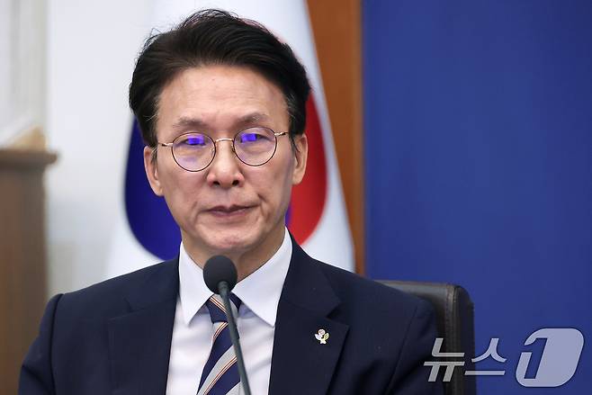 김민석 국무총리가 지난 2일 청와대에서 열린 제24회 국무회의 겸 제11차 비상경제점검회의에서 중동전쟁 관련 비상국정운영 및 대응현황 보고를 듣고 있다. (청와대통신사진기자단) 2026.6.2 ⓒ 뉴스1 이재명 기자