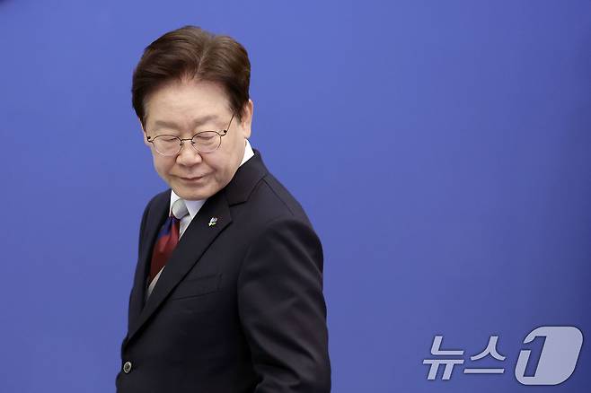 이재명 대통령이 4일 청와대에서 열린 수석보좌관회의에 입장하고 있다. 2026.6.4 ⓒ 뉴스1 이재명 기자