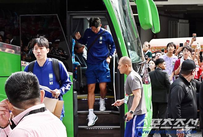 대한민국 월드컵 대표팀 손흥민이 6일(한국시각) 멕시코 과달라하라 시내의 한 호텔로 들어서고 있다. 과달라하라(멕시코)=허상욱 기자wook@sportschosun.com/2026.06.06/