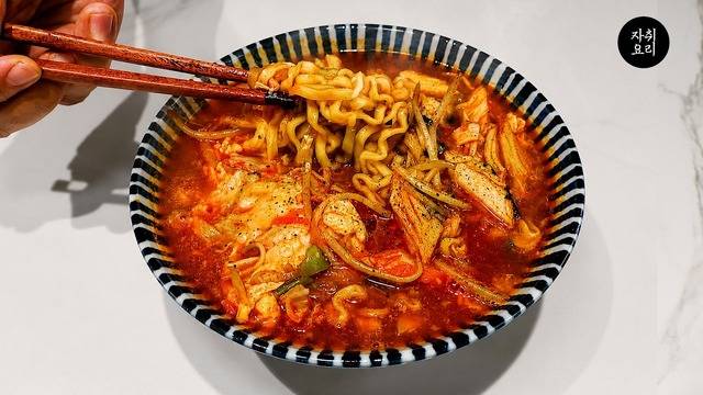 최근 2030세대를 중심으로 배달비와 고물가에 대한 부담이 늘어가면서, 간단한 재료로 한 끼를 해결할 수 있는 레시피를 알려주는 콘텐츠의 인기가 늘어가고 있다. 유튜버 '자취 요리신 simple cooking'은 요리 초보자라도 제대로 된 한 끼를 만들 수 있도록 하는 간단 요리 채널을 표방하며 인기를 얻었다. /자취요리 신 유튜브 채널 캡처