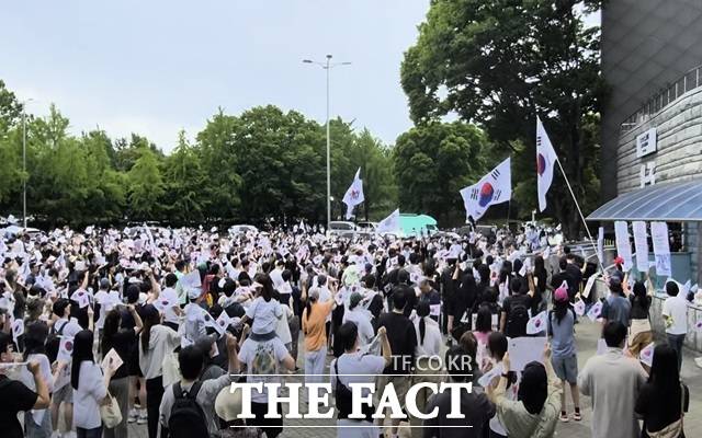 7일 오후 투표용지 부족으로 참정권을 침해받았다며 재선거를 요구하는 시민들./서울 올림픽공원=오승혁 기자