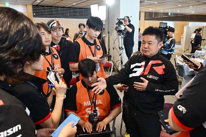 6일 일본 시즈오카현 후지 스피드웨이에서 기자 간담회에서 타카하시 토모야 GR컴퍼니 사장이 취재진 질문에 답하고 있다. 슈퍼 타이큐 공동 취재단