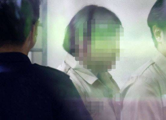 '부산 돌려차기 사건' 피고인 이모 씨가 항소심 선고 공판에서 징역 20년을 선고 받은 뒤 호송차에 오르고 있다. 연합뉴스