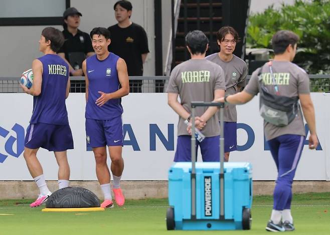 2026 북중미 월드컵에 출전하는 축구 국가대표팀 홍명보 감독이 6일(현지시간) 베이스캠프 훈련장인 멕시코 과달라하라 치바스 바예 베르데에서 손흥민과 이재성의 훈련을 지켜보고 있다. 연합뉴스<저작권자(c) 연합뉴스, 무단 전재-재배포, AI 학습 및 활용 금지>