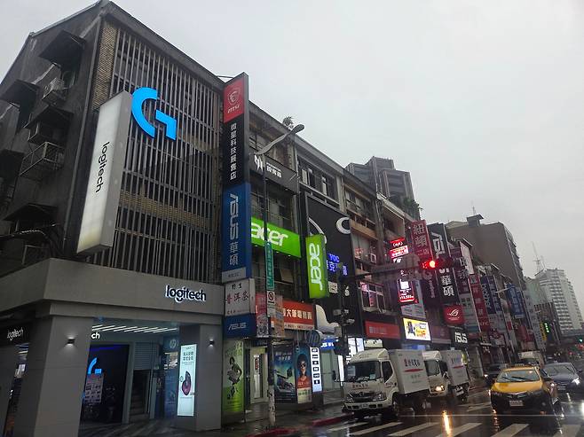 5일 대만 타이베이 광화상권 골목. 상가마다 ASUS 등 PC 매장과 부품 업체 매장이 뒤섞여 있다./타이베이=최효정 기자