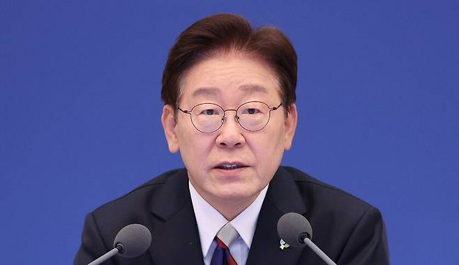 이재명 대통령이 4일 청와대에서 열린 수석보좌관 회의에서 머리발언을 하고 있다. 청와대사진기자단
