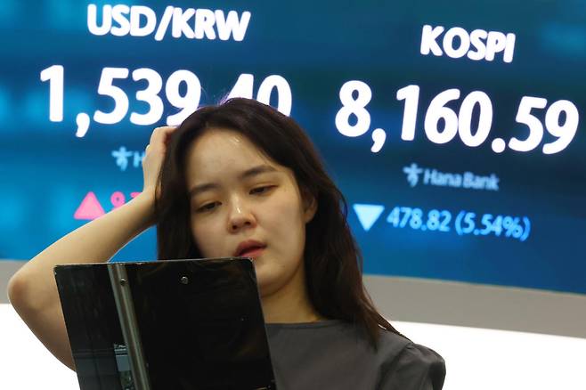 5일 서울 중구 하나은행 딜링룸 현황판에 코스피 등이 표시되고 있다. 연합뉴스