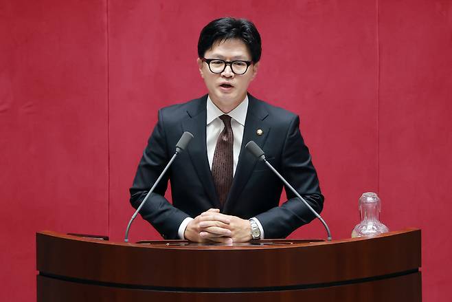 ▲ 부산 북갑 국회의원 보궐선거에서 당선된 무소속 한동훈 의원이 5일 국회에서 22대 국회 후반기 의장단을 선출하기 위해 열린 본회의에서 선서한 뒤 인사말하고 있다. 연합뉴스