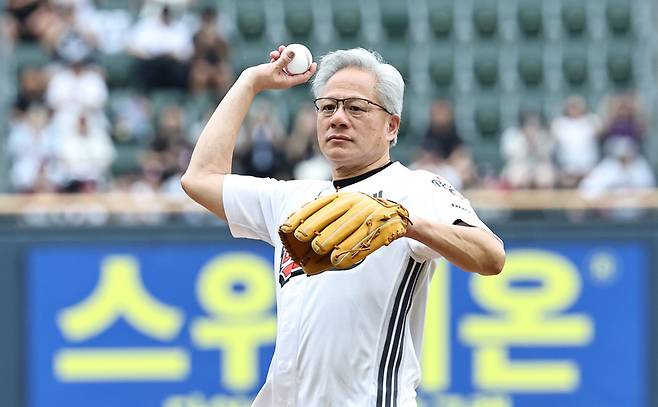 ▲ 젠슨 황 엔비디아 최고경영자(CEO)가 7일 서울 잠실야구장에서 열린 2026 프로야구 KBO리그 키움 히어로즈의 두산 베어스의 경기에 앞서 시구를 하고 있다. 연합뉴스