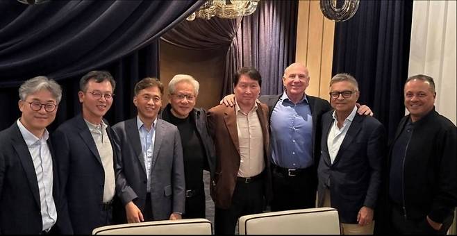 곽노정 SK하이닉스 사장과 최태원 SK그룹 회장, 젠슨 황 엔비디아 최고경영자(CEO)가 6월 1일 GTC 타이베이에서 비공개 비즈니스 미팅을 진행했다. 사진=SK하이닉스 SNS