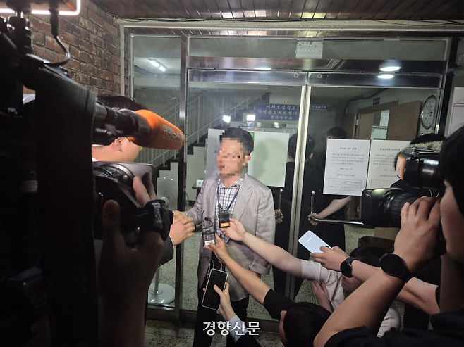 서울시 선거관리위원회 관계자가 6·3 지방선거 본투표일이었던 지난 3일 서울 송파구 잠실7동 제2투표소 앞에서 취재진에게 투표 연장 상황을 설명하고 있다. 김태욱 기자