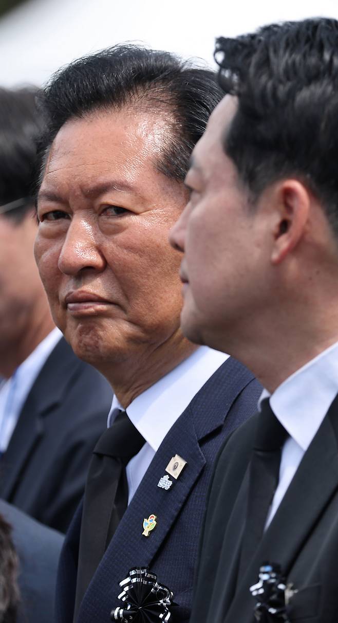 현충일 추념식 참석한 여야 대표 정청래 더불어민주당 대표(왼쪽)와 장동혁 국민의힘 대표가 지난 6일 서울 동작구 국립서울현충원에서 열린 제71회 현충일 추념식에 참석해 있다. 연합뉴스