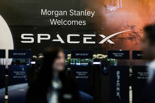 A SpaceX logo is on a screen at the Morgan Stanley building in New York. (Reuters-Yonhap)