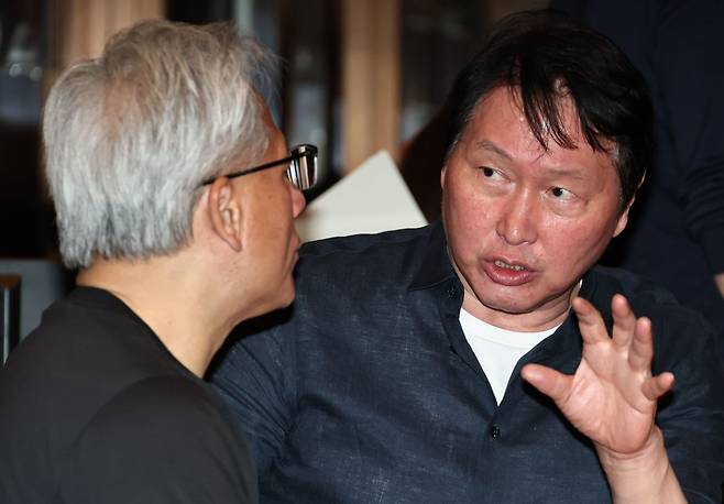 젠슨 황 엔비디아 최고경영자(CEO)와 최태원 SK 회장이 7일 서울 강남구 깐부치킨 삼성점에서 치맥 회동을 하던 중 대화를 나누고 있다. 연합뉴스