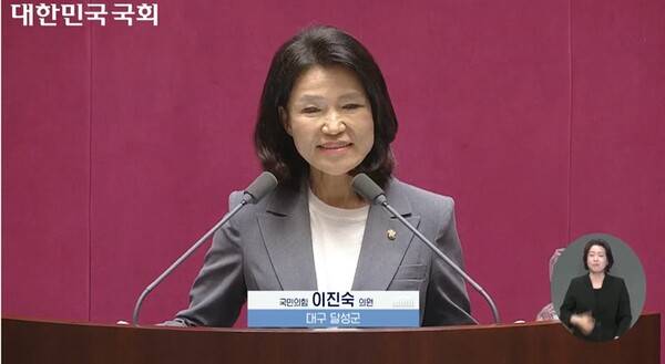 ▲지난 5일 열린 제436회 국회(임시회) 제1차 본회의에서 이진숙 의원이 인사하고 있다. 사진출처=국회 홈페이지 갈무리.