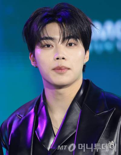 제로베이스원 박건욱이 지난 2월 11일 오후 서울 성북구 고려대학교 화정체육관에서 열린 ‘제2회 디 어워즈(D Awards)’ 레드카펫 행사에 참석해 인사를 하고 있다./사진=뉴스1