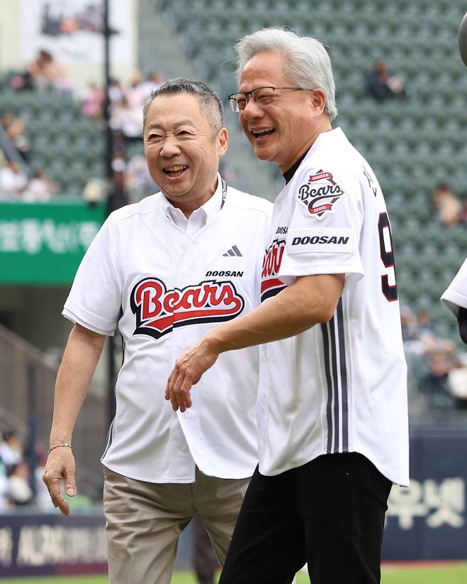 두산 베어스 홈 경기가 열린 잠실야구장에서 7일 박정원 두산그룹 회장(왼쪽)과 젠슨 황 엔비디아 CEO가 시구-시타 행사 후 활짝 웃고 있다. 두산그룹 제공