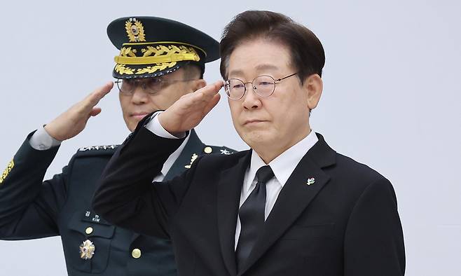 이재명 대통령이 지난 5일 경기 성남 서울공항에서 열린 한·미 6·25전사자 유해 상호봉환식에서 경례하고 있다. 뉴시스