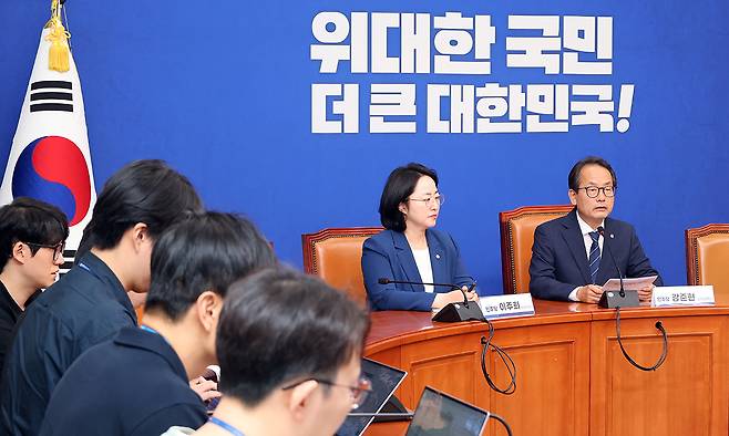 더불어민주당 강준현 수석대변인(오른쪽)이 7일 국회에서 기자간담회를 열고 있다. 왼쪽은 이주희 원내대변인. 연합뉴스
