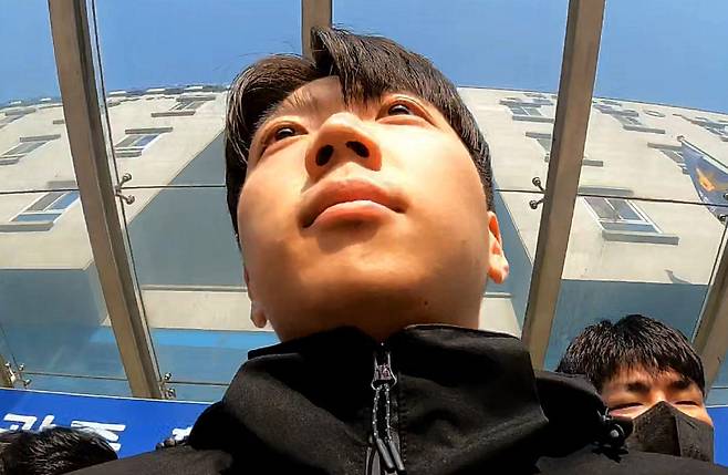살인 등 혐의를 받는 장윤기가 지난달 14일 오전 광주 서부경찰서에서 검찰로 송치되고 있다. 광주=연합뉴스