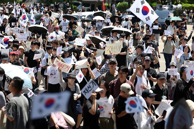 제9회 전국동시지방선거 투표용지 부족 사태에 항의하며 개표소 봉쇄 시위를 이어가는 시민들이 지난 6일 서울 송파구 올림픽공원 핸드볼경기장에 설치된 개표소 앞에서 재선거를 요구하고 있다. 뉴시스