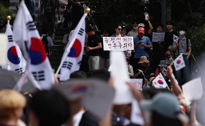 6·3 지방선거 투표용지 부족 사태에 반발한 시민들이 6일 오전 서울 송파구 올림픽공원 핸드볼경기장 개표소 앞에 모여 재선거를 요구하는 구호를 외치고 있다. 뉴스1