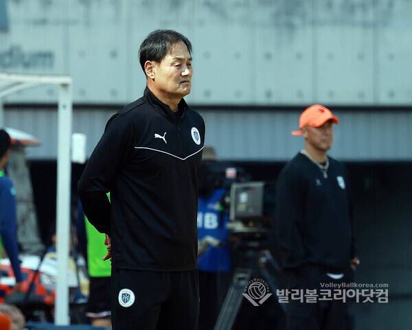 K리그2, 용인FC 최윤겸 감독이 경기를 지켜보는 모습.2026.03.22.(사진=김경수 기자/ 발리볼코리아닷컴 DB자료)