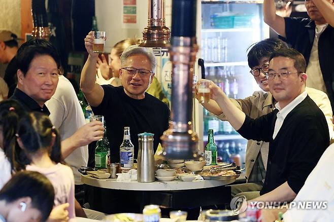 젠슨 황, 최태원·구광모·이해진과 '삼소회동' (서울=연합뉴스) 윤동진 기자 = 젠슨 황 엔비디아 최고경영자(CEO)와 최태원 SK그룹 회장, 구광모 LG그룹 회장, 이해진 네이버 의장이 5일 서울 마포구 홍대 인근 삼겹살 음식점 '형님 저요'에서 이른바 '삼소(삼겹살·소주) 회동’을 갖고 있다. 2026.6.5 mon@yna.co.kr