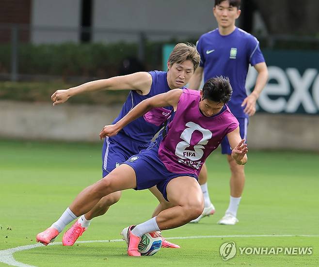 손흥민-이강인, 실전 같은 훈련 (과달라하라=연합뉴스) 류영석 기자 = 2026 북중미 월드컵에 출전하는 축구 국가대표팀 주장 손흥민(오른쪽)과 이강인이 6일(현지시간) 베이스캠프 훈련장인 멕시코 과달라하라 치바스 바예 베르데에서 훈련을 하고 있다. 2026.6.7 ondol@yna.co.kr