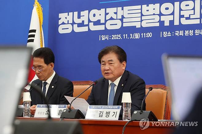 발언하는 소병훈 정년연장특위 위원장 (서울=연합뉴스) 김주성 기자 = 지난해 11월 3일 서울 여의도 국회에서 열린 더불어민주당 정년연장특별위원회 제1차 본위원회의에서 위원장을 맡은 소병훈 의원이 발언하고 있다. 2025.11.3 utzza@yna.co.kr