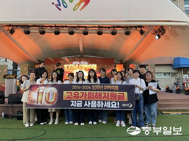 오산시가 지난 5일 오색시장 일대에서 열린 야맥축제에서 고유가 피해지원금 소비촉진 캠페인을 펼치고 있다. 김이래 기자