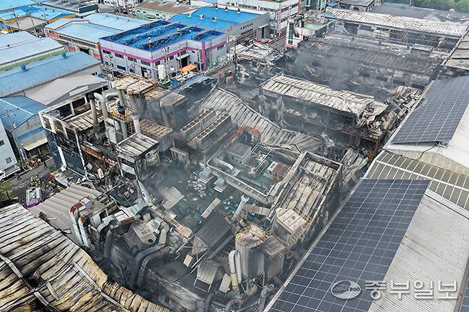 지난 7일 밤 안산시 성곡동의 한 공장 건물에서 일어난 화재로 11개 건물에 피해를 입힌 가운데 8일 오전 안산시 성곡동 공장 건물에서 소방관계자들이 잔불 정리 작업을 하고 있다. 임채운기자