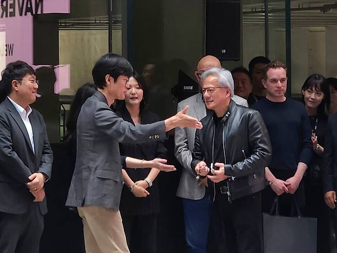 8일 오후 3시 45분경 젠슨 황 엔비디아 CEO와 이해진 네이버 의장이 이야기를 나누고 있다. / 사진=김도영 기자