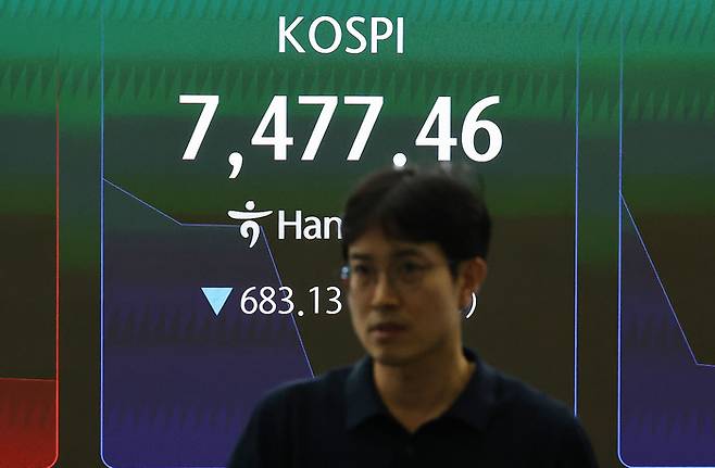 급락장에 코스피 서킷 브레이커가 발동된 8일 서울 하나은행 본점 딜링룸에서 딜러들이 업무를 보고 있다./사진=연합뉴스