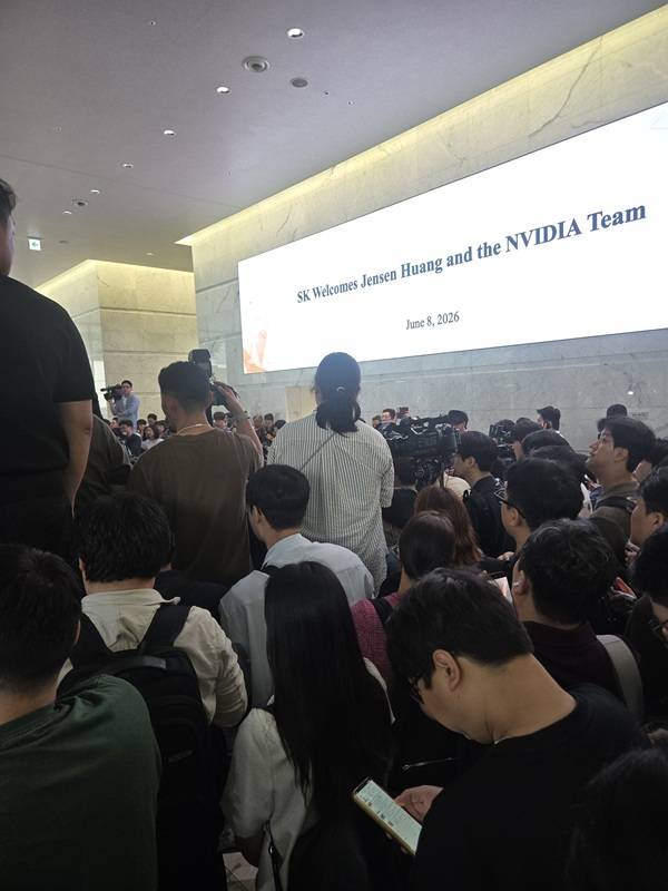 젠슨 황 엔비디아 최고경영자(CEO)의 방한에 대한 관심이 집중된 가운데 8일 서울 종로구 SK서린빌딩 브리핑장에 취재진이 가득 들어차 있다./사진=강민경 기자
