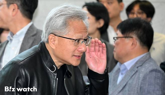 젠슨 황 엔비디아 최고경영자(CEO)와 최태원 SK그룹 회장이 8일 오전 서울 종로구 SK 서린빌딩에서 엔비디아-SK 협력 관련 언론브리핑을 갖고 있다./사진=이명근 기자 qwe123@