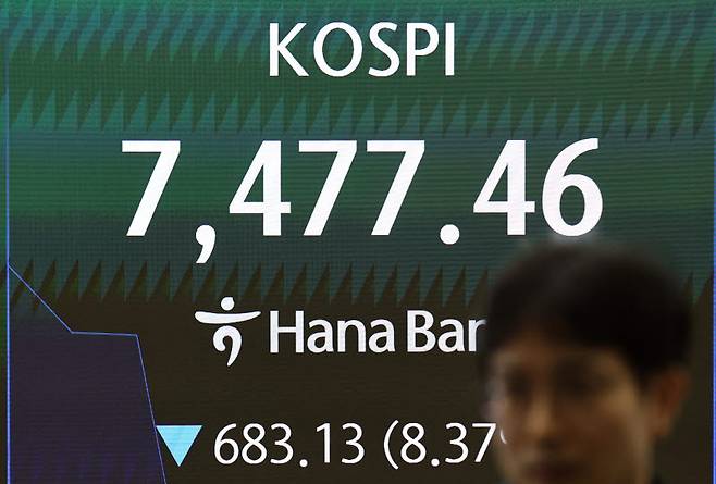 급락장에 코스피 서킷 브레이커가 발동된 8일 서울 하나은행 본점 딜링룸에서 딜러가 업무를 보고 있다. (사진=연합뉴스)