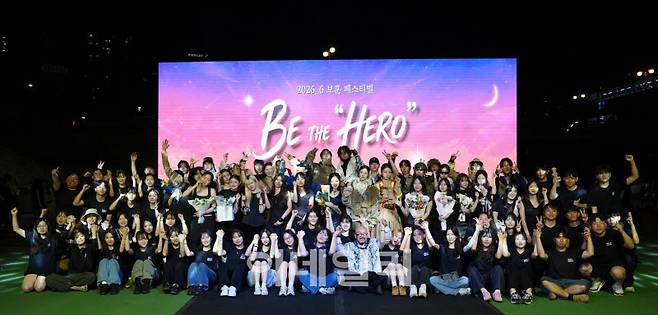 '2026 제5회 언제나 보훈페스티벌'을 기획하고 진행한 의정부 청소년들과 이상봉 디자이너가 행사를 마친 뒤 기념촬영을 하고 있다.(사진=의정부도시교육재단)
