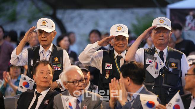 행사에 참석한 국가유공자들이 경례하고 있다.(사진=의정부도시교육재단)