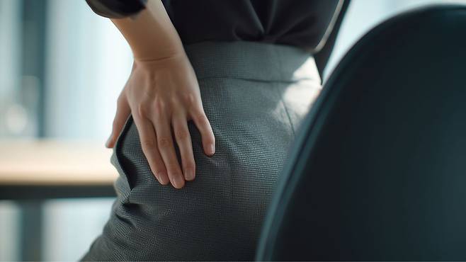 치질 예방의 핵심은 항문 주위에 가해지는 압력을 줄이고, 배변을 원활하게 하는 것이다|출처: 클립아트코리아